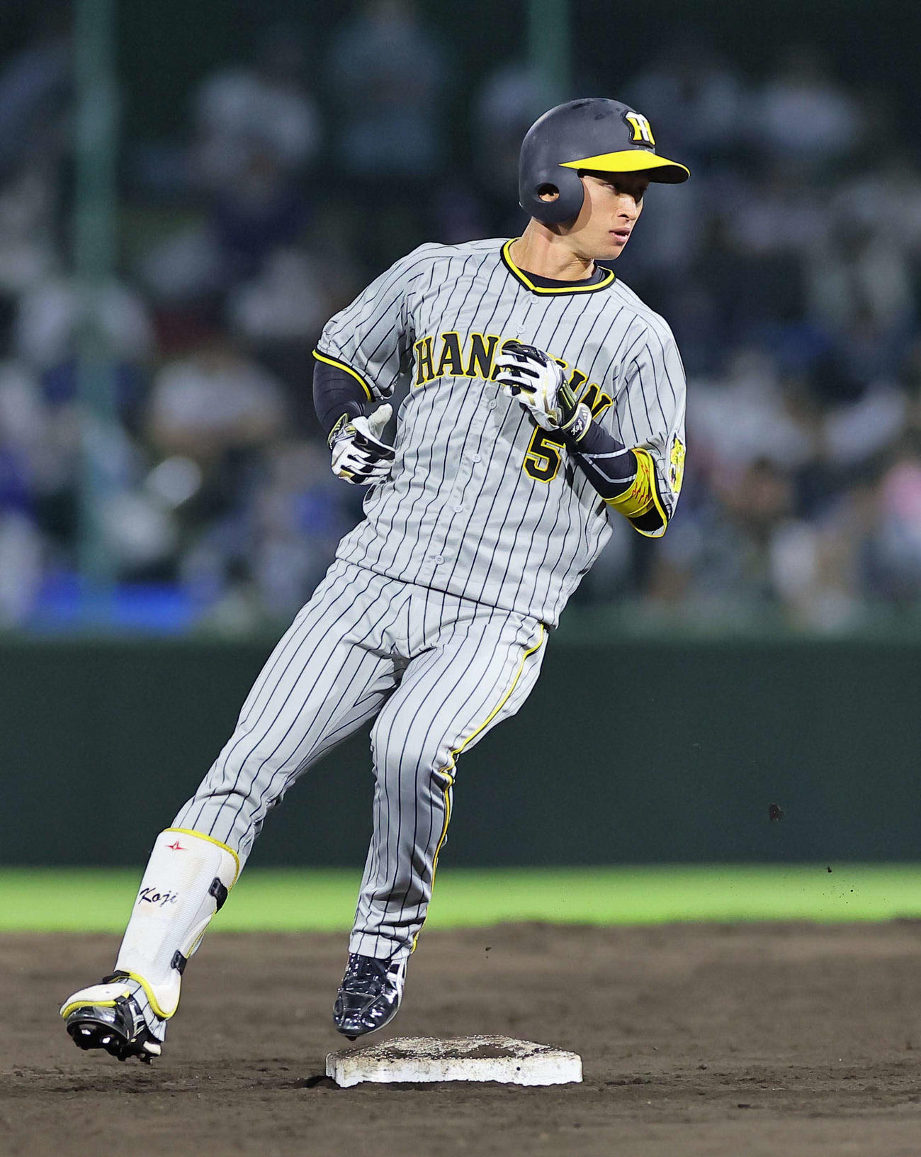 中日対阪神　9回表阪神1死満塁、近本は右に2点適時二塁打を放つ（撮影・上田博志）
