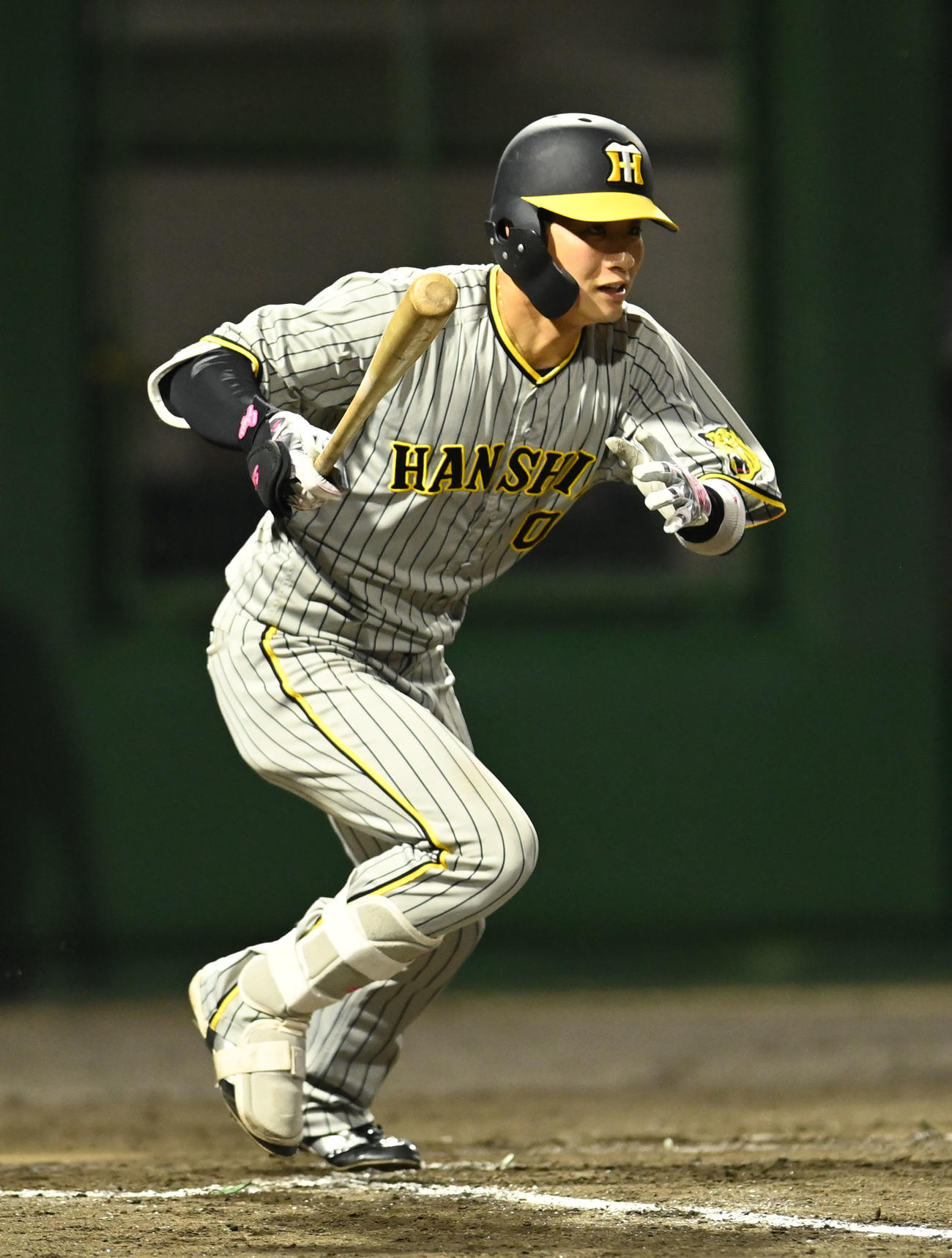 中日対阪神　5回表阪神1死一、三塁、右前適時打を放つ木浪（撮影・森本幸一）