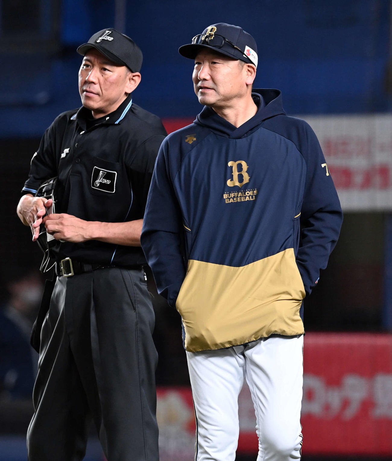 ロッテ対オリックス　12回表、選手の交代を告げるオリックス中嶋監督（撮影・たえ見朱実）