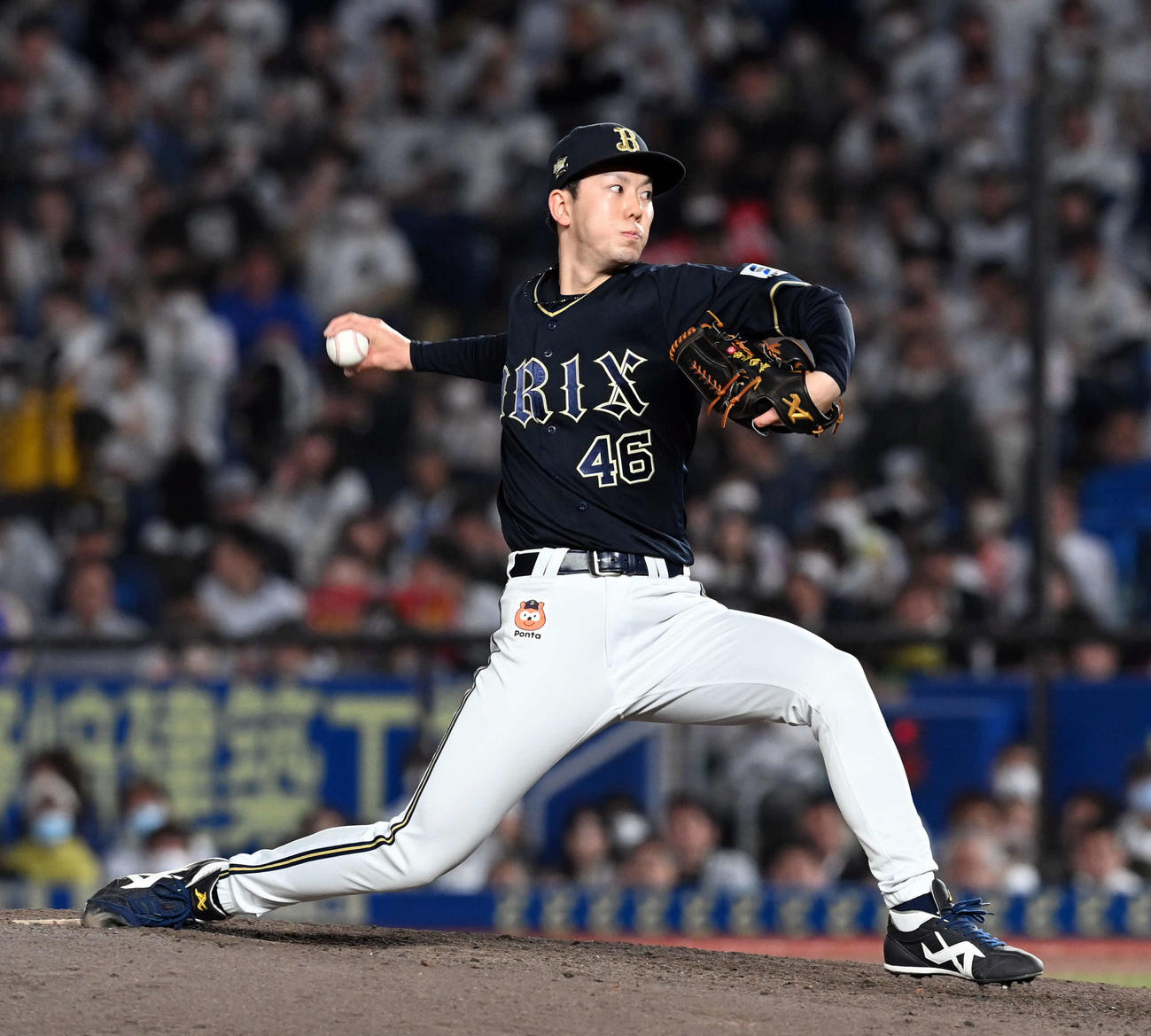 ロッテ対オリックス　9回からマウンドに上がったオリックス本田（撮影・たえ見朱実）