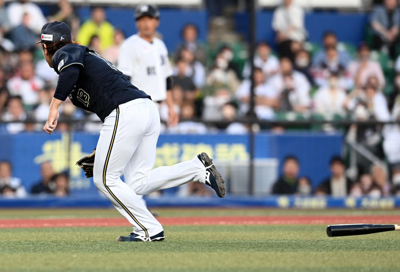 ロッテ対オリックス　1回裏ロッテ1死二、三塁、井上のバットが身体に当たった宮城（撮影・たえ見朱実）