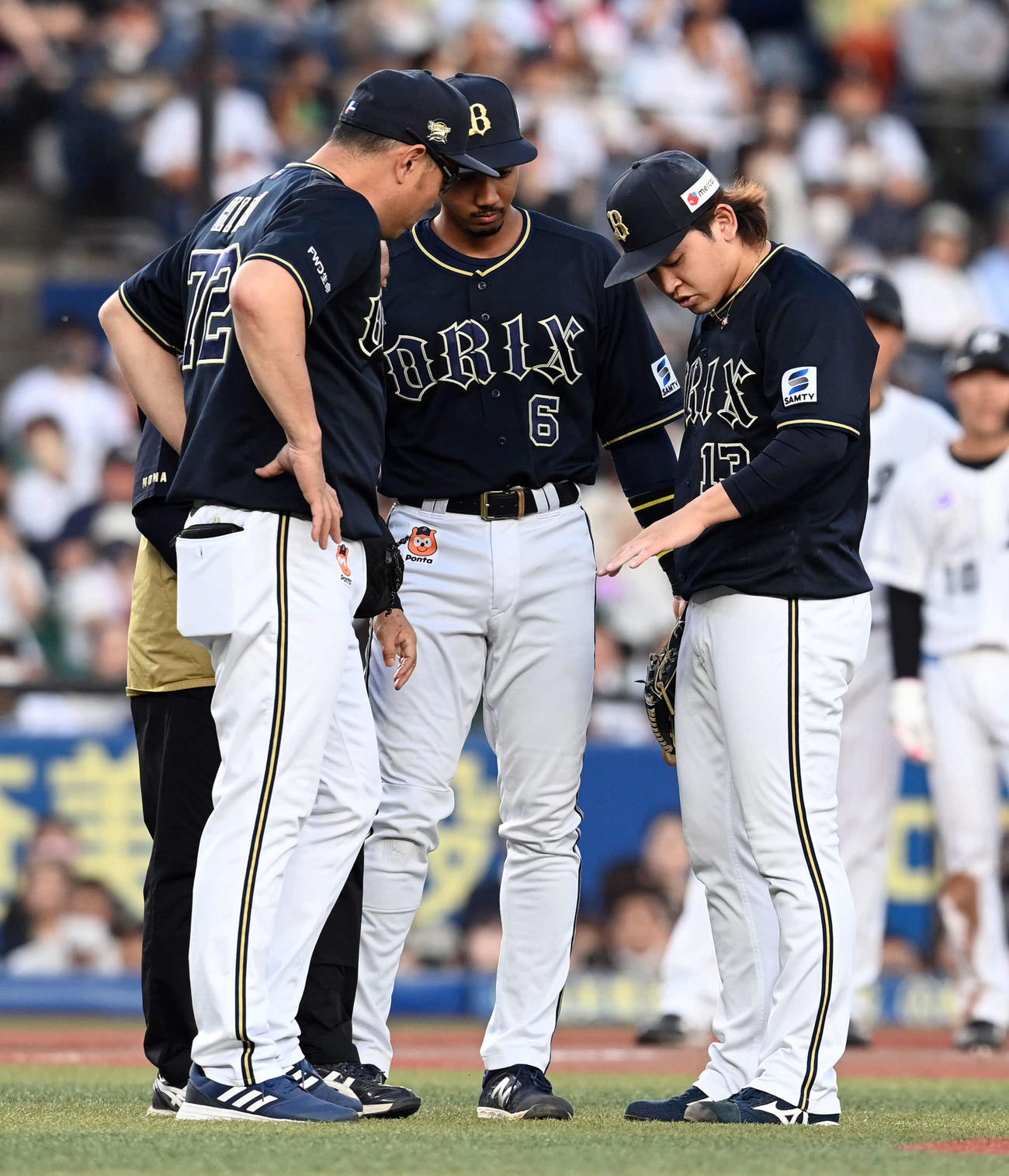 ロッテ対オリックス　1回裏ロッテ1死二、三塁、井上晴哉のバットが当たり気にする宮城（撮影・たえ見朱実）