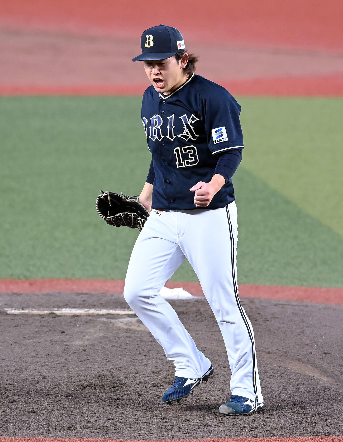 ロッテ対オリックス　2回裏ロッテ2死、佐藤都志也を空振り三振に打ち取りガッツポーズを決める宮城（撮影・たえ見朱実）
