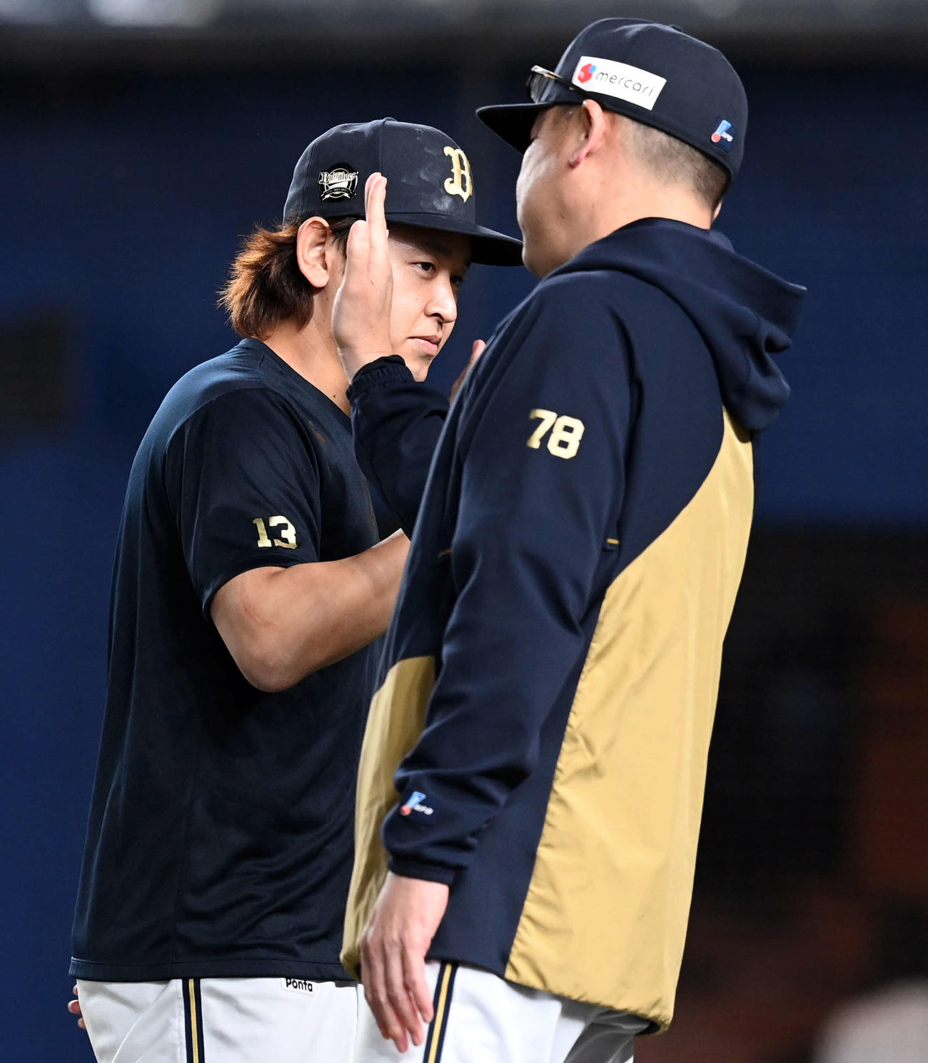 ロッテ対オリックス　中嶋聡監督とハイタッチをするオリックスの宮城（撮影・たえ見朱実）