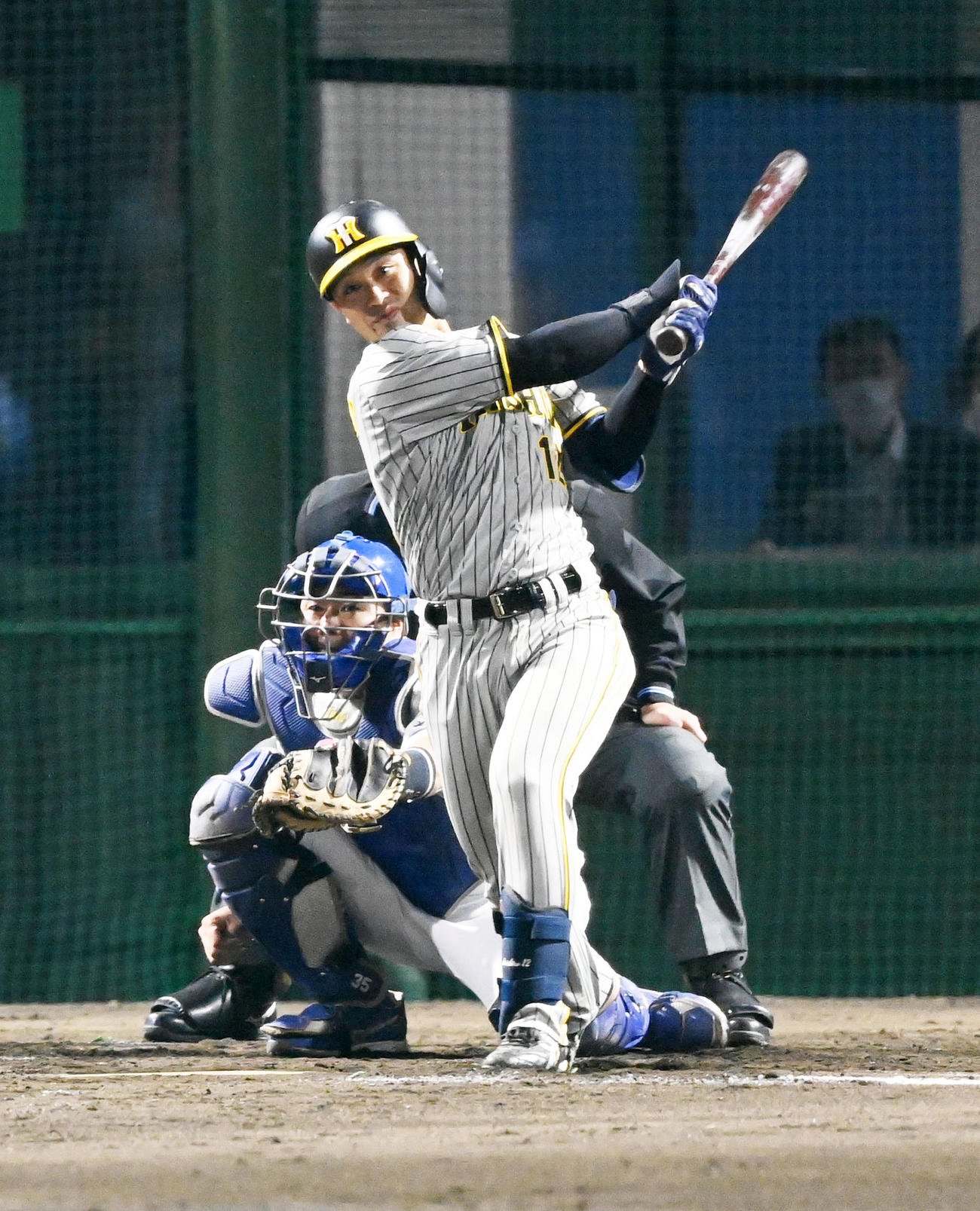 中日対阪神　5回表阪神1死二、三塁、坂本は中前適時打を放つ（撮影・前岡正明）