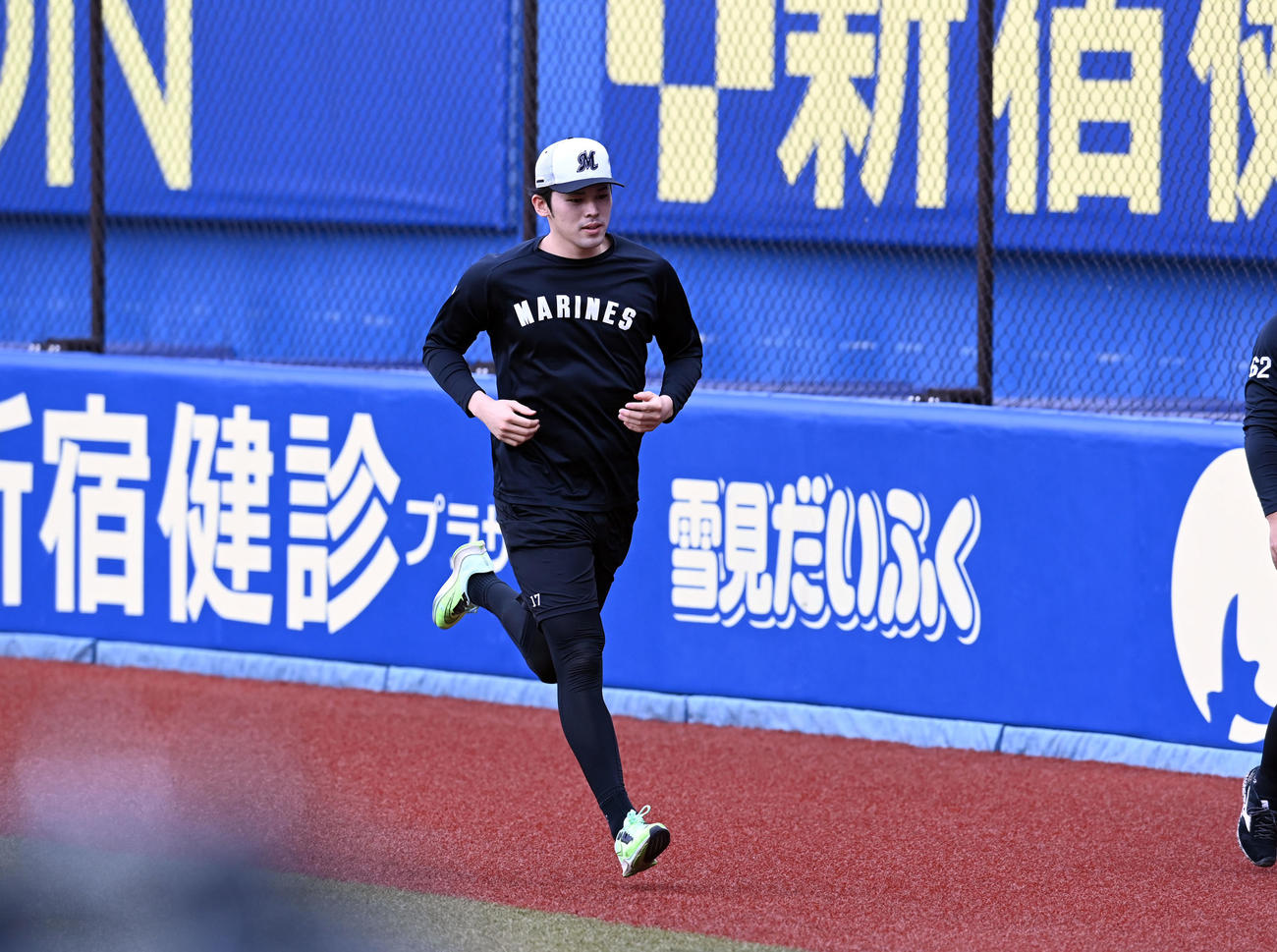 ロッテ対オリックス　外野を走るロッテ佐々木朗（撮影・たえ見朱実）