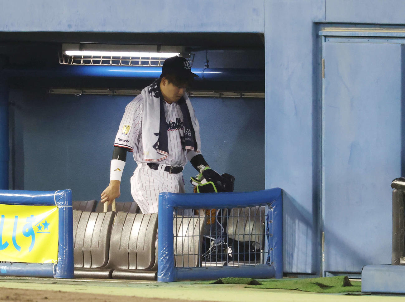 ヤクルト対巨人　巨人に敗れ、肩を落として引き揚げるヤクルト村上（撮影・宮地輝）