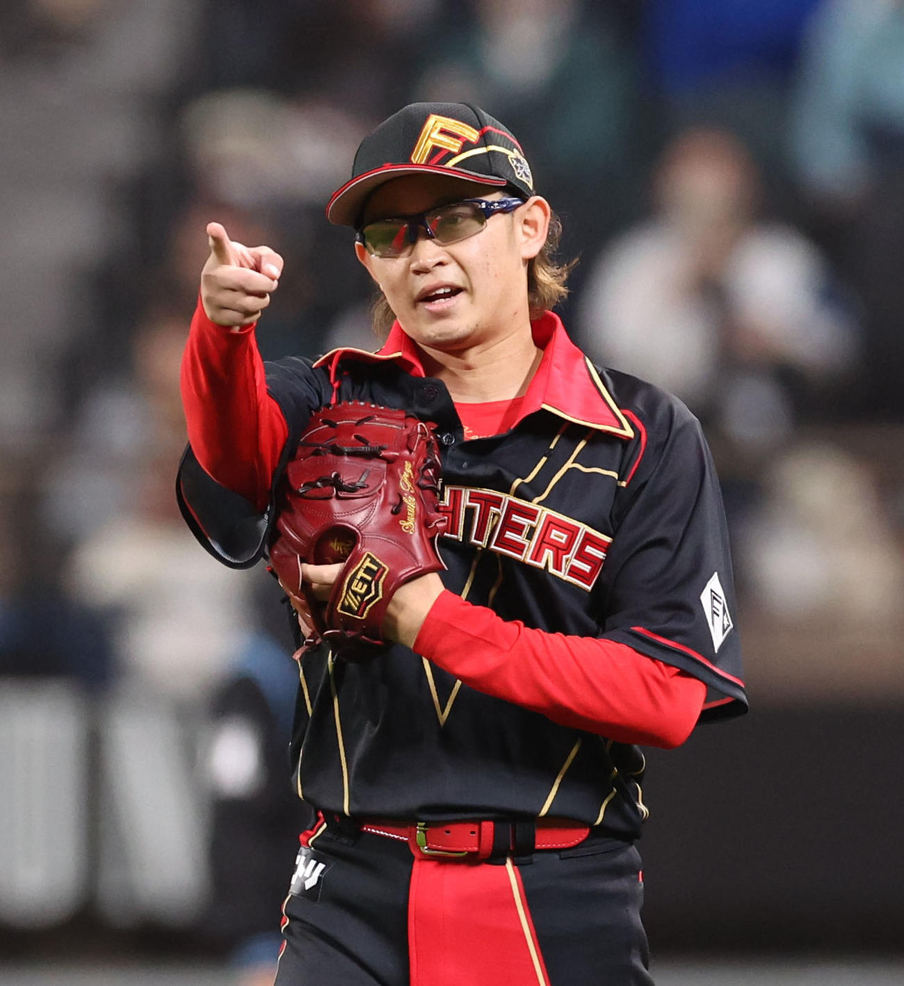 日本ハム対西武　5回表西武無死一塁、滝沢を三併殺に仕留め野村を指さしする鈴木（撮影・佐藤翔太）
