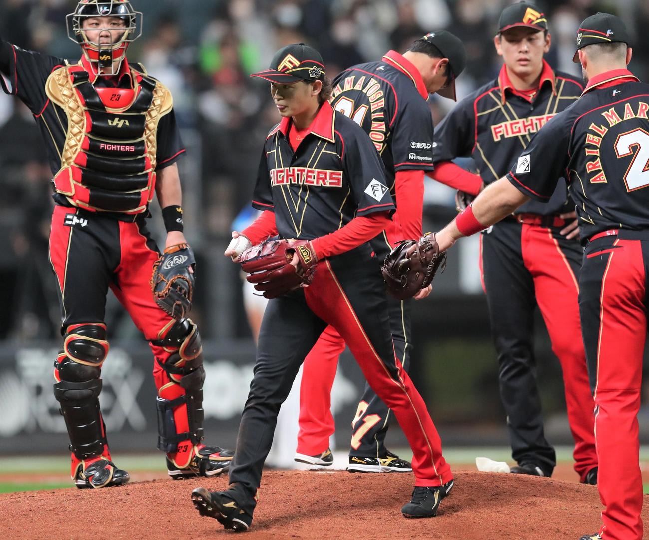日本ハム対西武　5回途中降板する鈴木（撮影・黒川智章）
