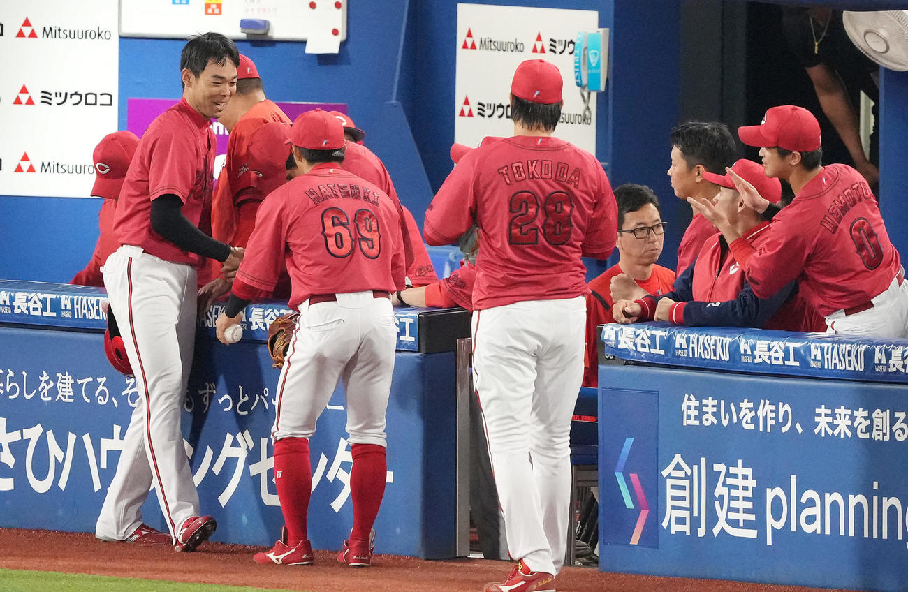 DeNA対広島　4回表に日本通算1500安打となる内野安打を放った広島秋山（左）はベンチでナインに迎えられる（撮影・鈴木みどり）