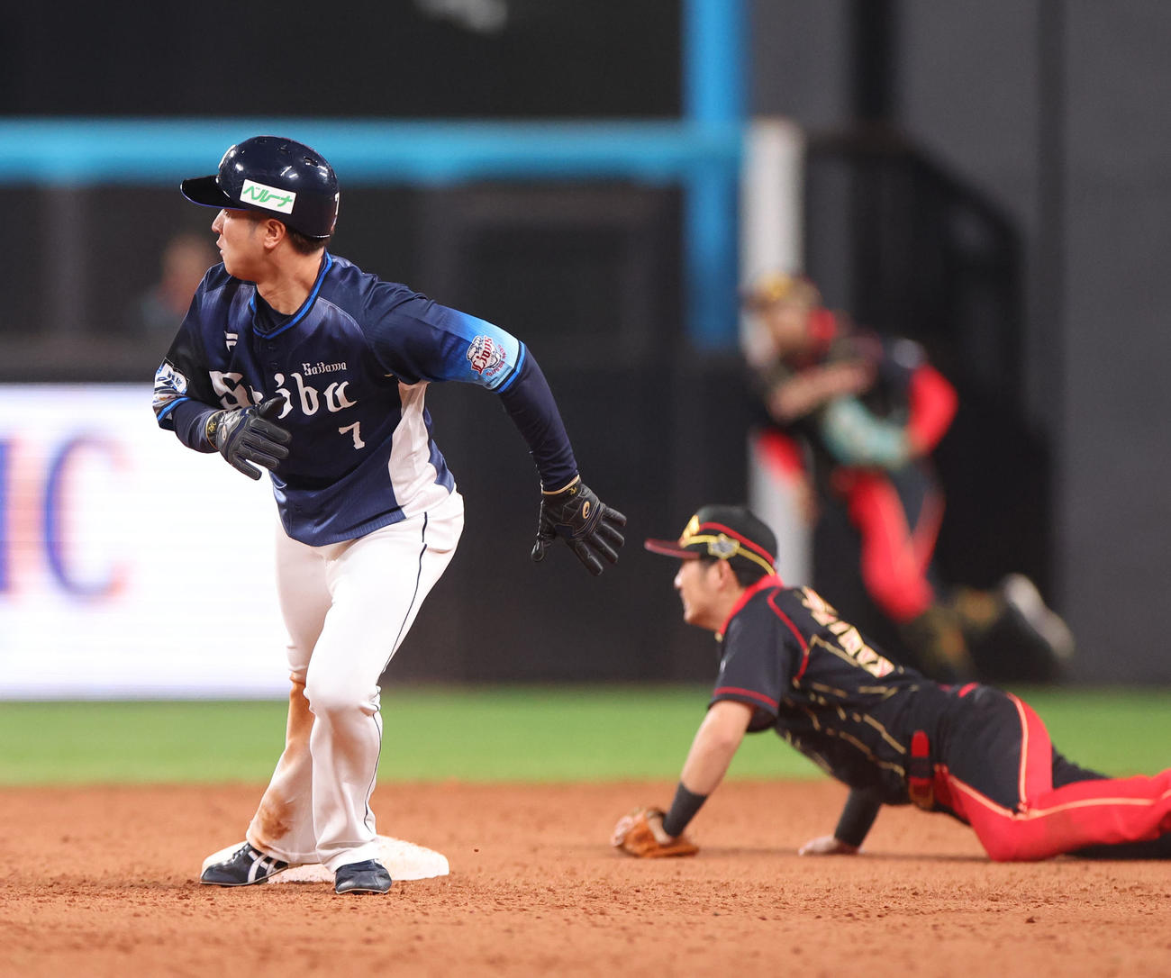 日本ハム対西武　12回表西武無死一塁、杉浦の悪送球の間に三塁に向かう一走金子（撮影・佐藤翔太）