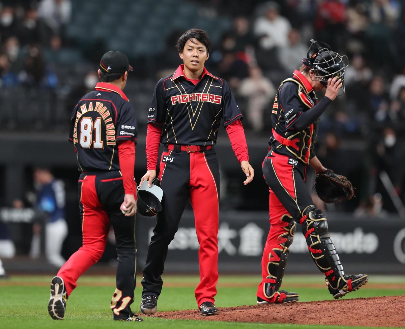 日本ハム対西武　12回表、勝ち越しを許し途中降板する杉浦（撮影・黒川智章）