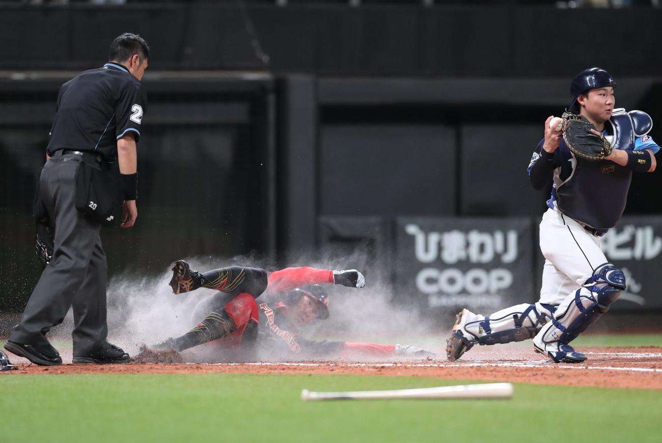 日本ハム対西武　8回裏日本ハム2死二塁、水野の適時打で生還する中島（撮影・黒川智章）