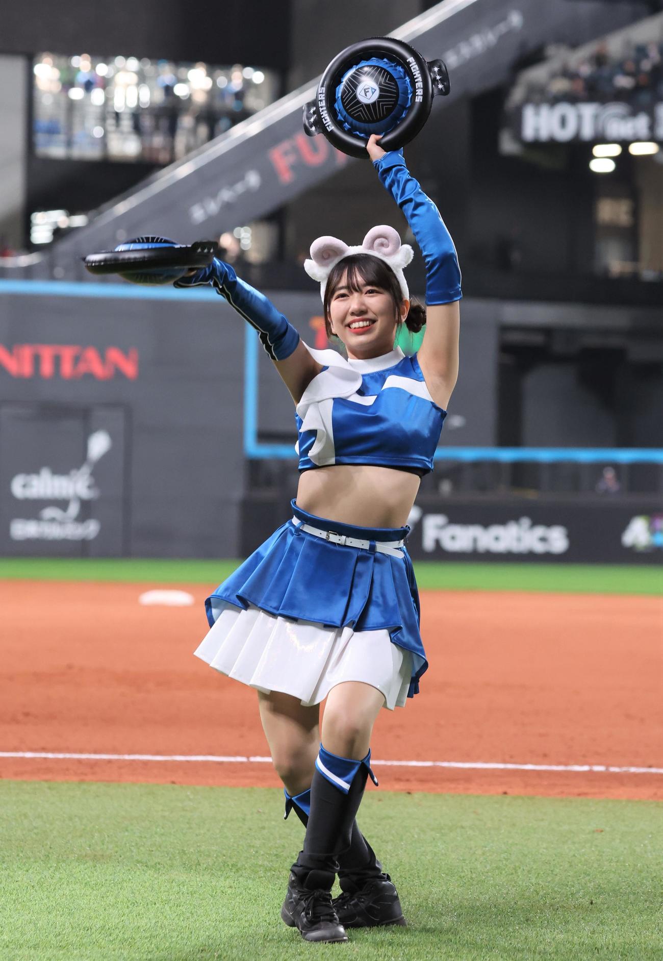 日本ハム対西武　ジンギスカンダンスを踊るファイターズガールの高野実さん（撮影・黒川智章）