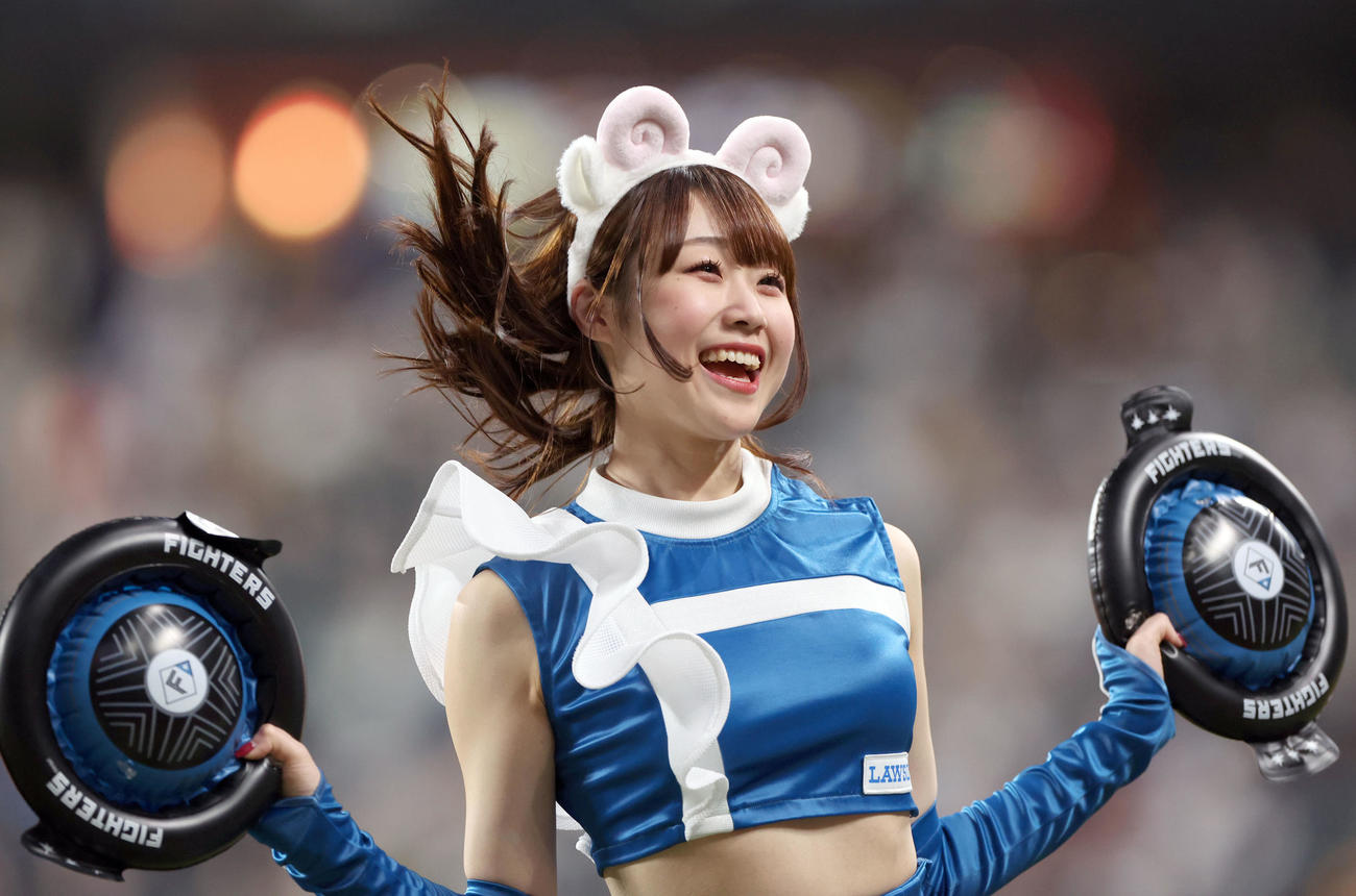 日本ハム対西武　「ジンギスカンダンス」を踊るファイターズガールの大野未侑さん（撮影・佐藤翔太）