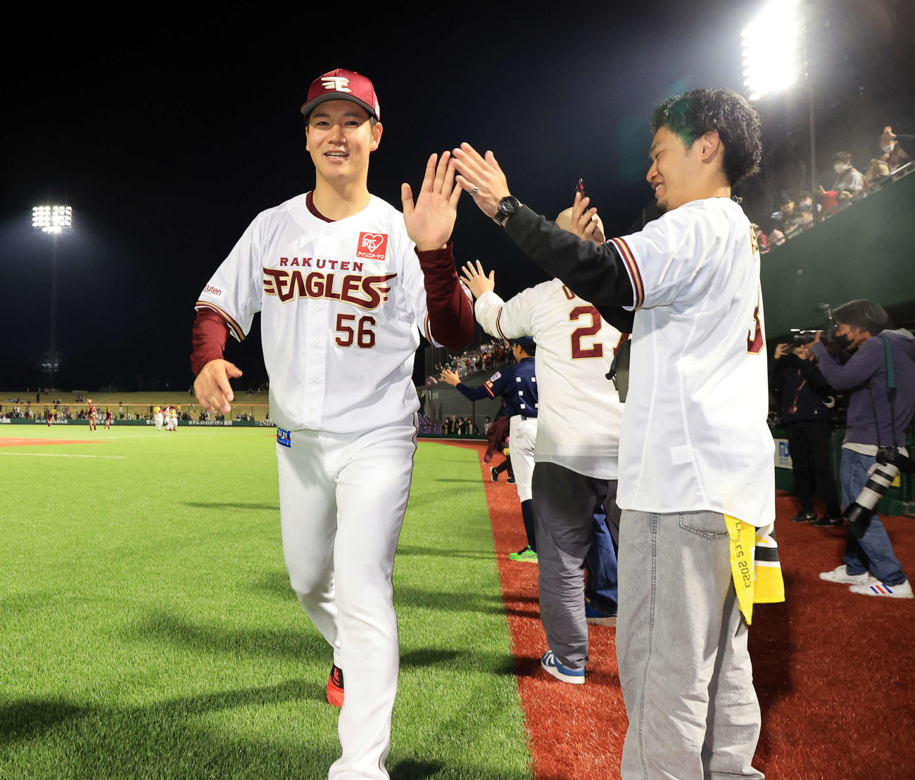 楽天対ソフトバンク　場内1周でファンとハイタッチする鈴木翔（撮影・浅見桂子）