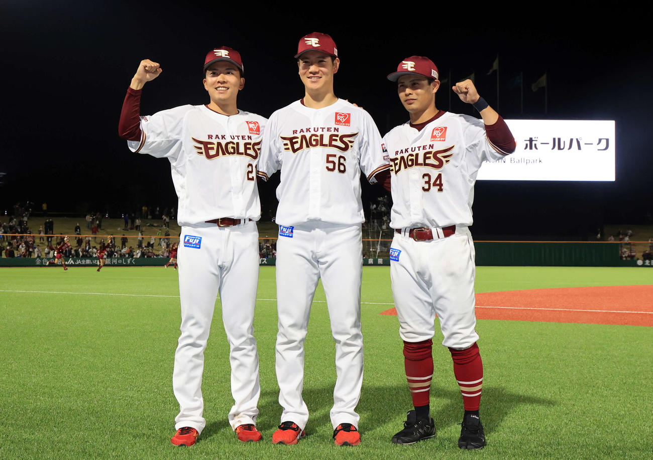 楽天対ソフトバンク　笑顔でガッツポーズする早川（左）、鈴木翔（中央）、山崎（撮影・浅見桂子）
