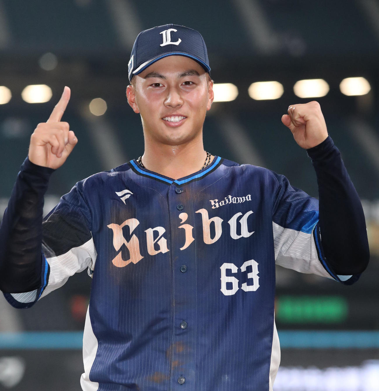 日本ハム対西武　プロ初本塁打を放ち記念撮影に応じる西武長谷川（撮影・佐藤翔太）