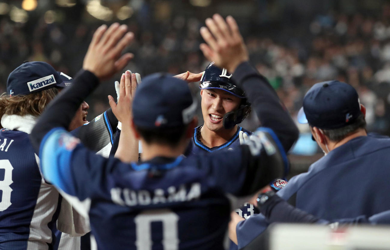 日本ハム対西武　9回表西武2死、長谷川は同点となる左越え本塁打を放ちナインに出迎えられる（撮影・佐藤翔太）