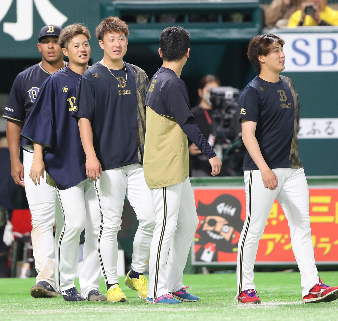 ウエスタン・リーグ　ソフトバンク対オリックス　ソフトバンクに勝利しベンチ前でナインを待つ杉本（撮影・梅根麻紀）