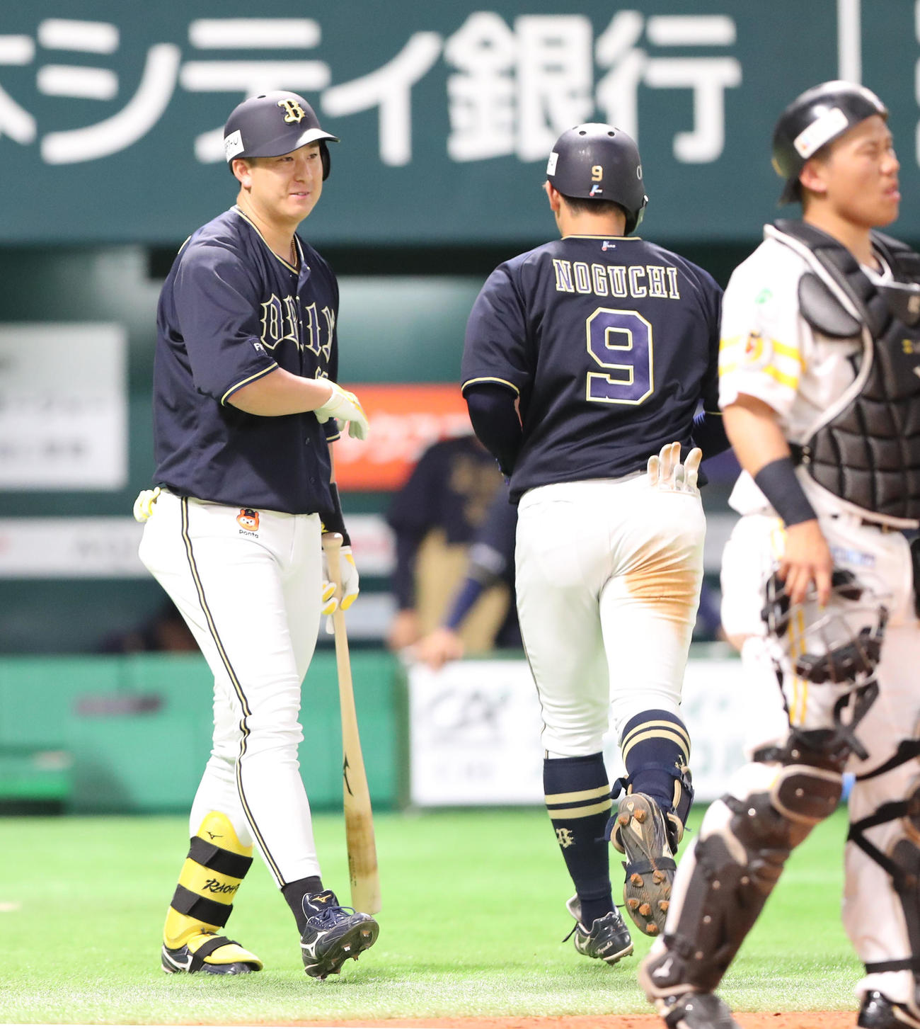 ウエスタン・リーグ　ソフトバンク対オリックス　4回表オリックス無死、野口は中越えに先制本塁打を放つ、杉本は笑顔で迎える（撮影・梅根麻紀）