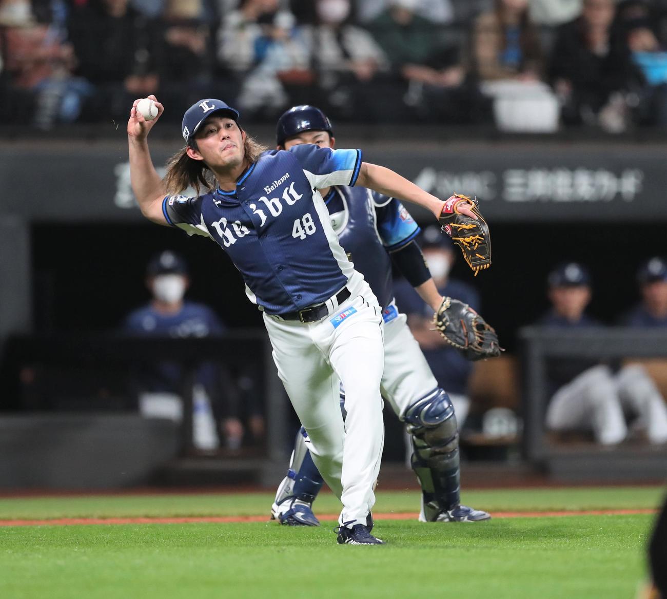 日本ハム対西武　3回裏日本ハム1死、伏見を投ゴロに抑える今井（撮影・黒川智章）