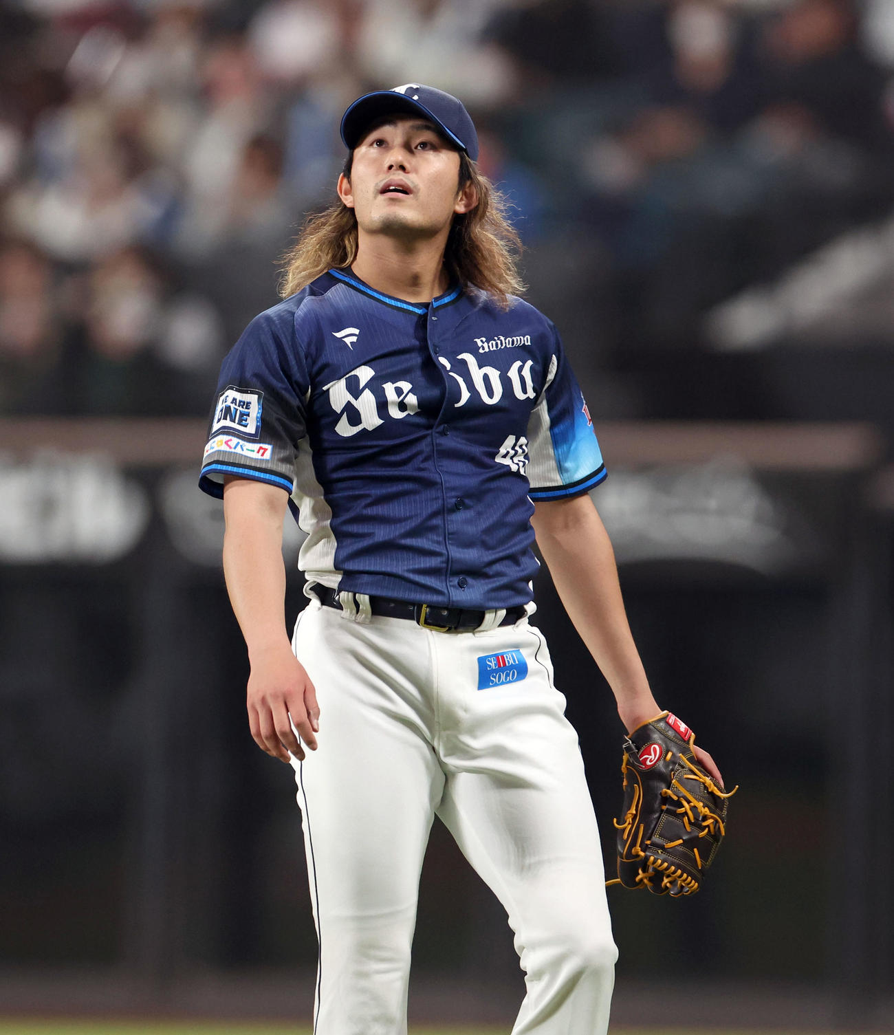 日本ハム対西武　同点に追いつかれ天を仰ぎながらベンチに戻る西武今井（撮影・佐藤翔太）