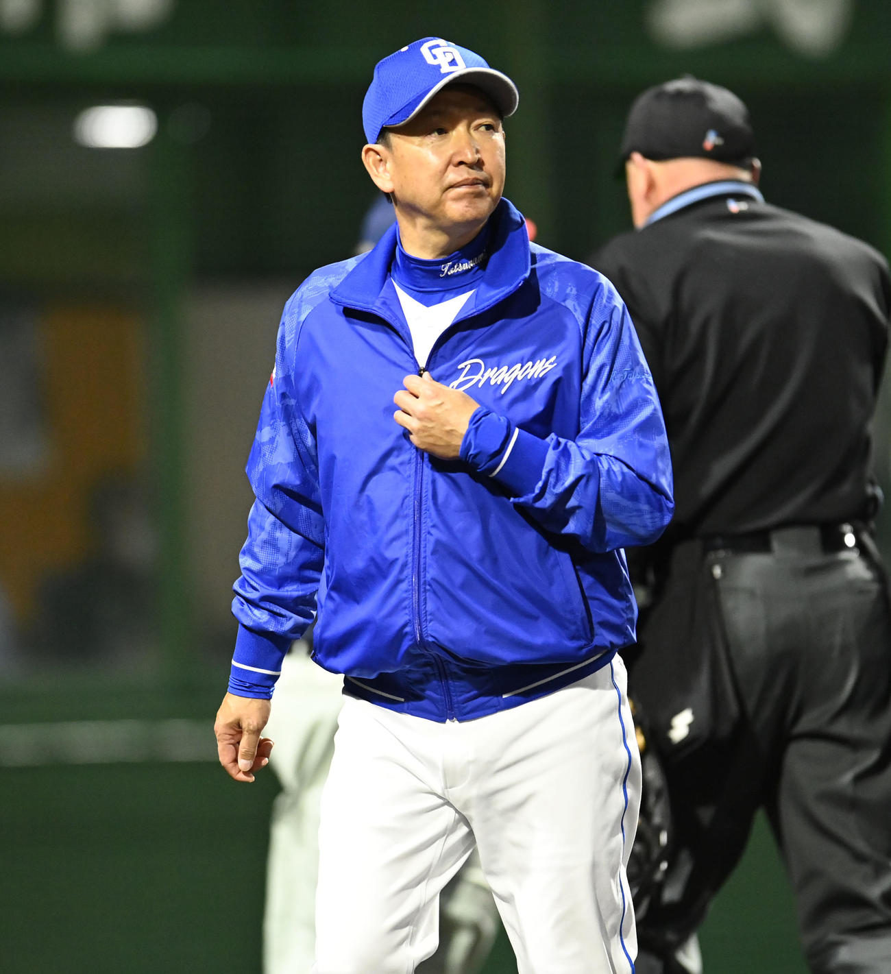 中日対阪神　5回終了、選手交代を告げる立浪監督（撮影・森本幸一）