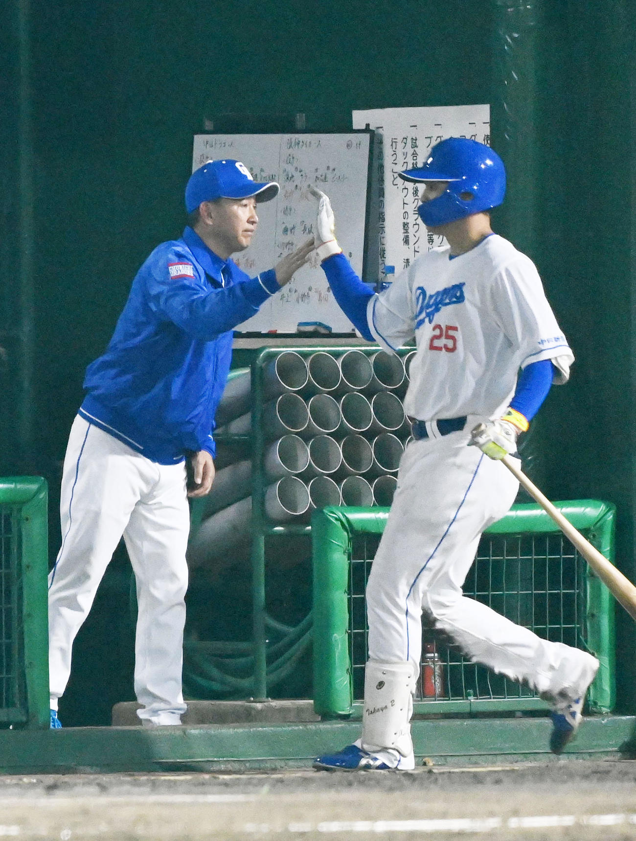 中日対阪神　5回裏中日2死二、三塁、右中間に3点本塁打を放った石川昂（右）を迎える立浪監督（撮影・前岡正明）