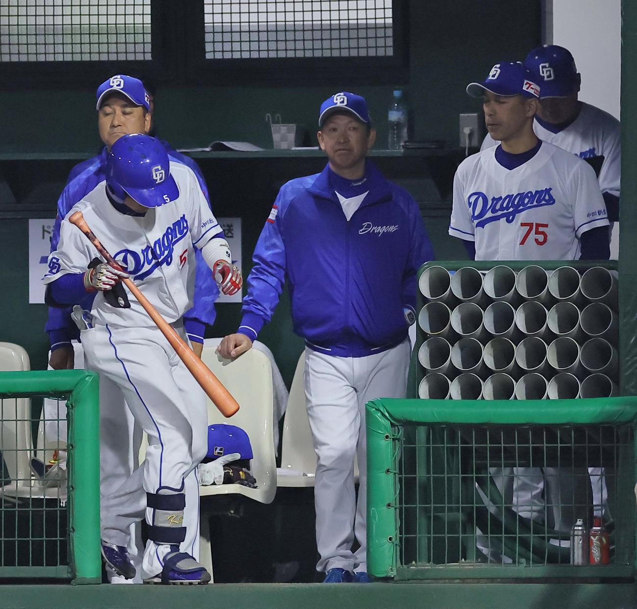 中日対阪神　立浪監督（中央）は阪神にリードを許しベンチで厳しい表情を見せる（撮影・上田博志）