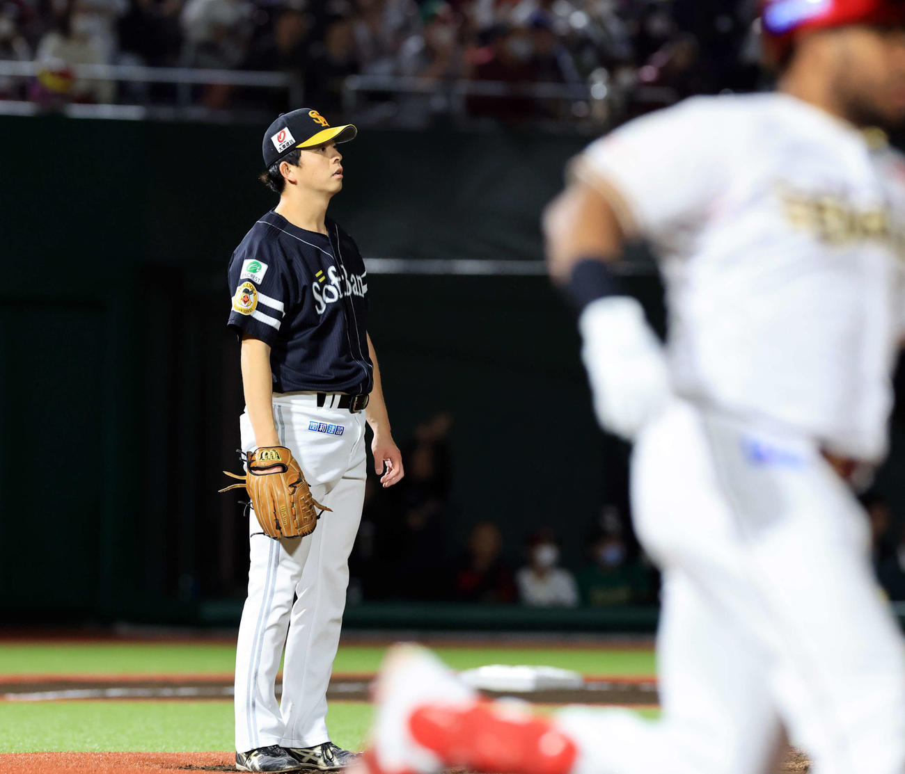 7回裏楽天1死、フランコ（手前）に2打者連続ソロ本塁打を許し、ぼう然とする大関（撮影・浅見桂子）