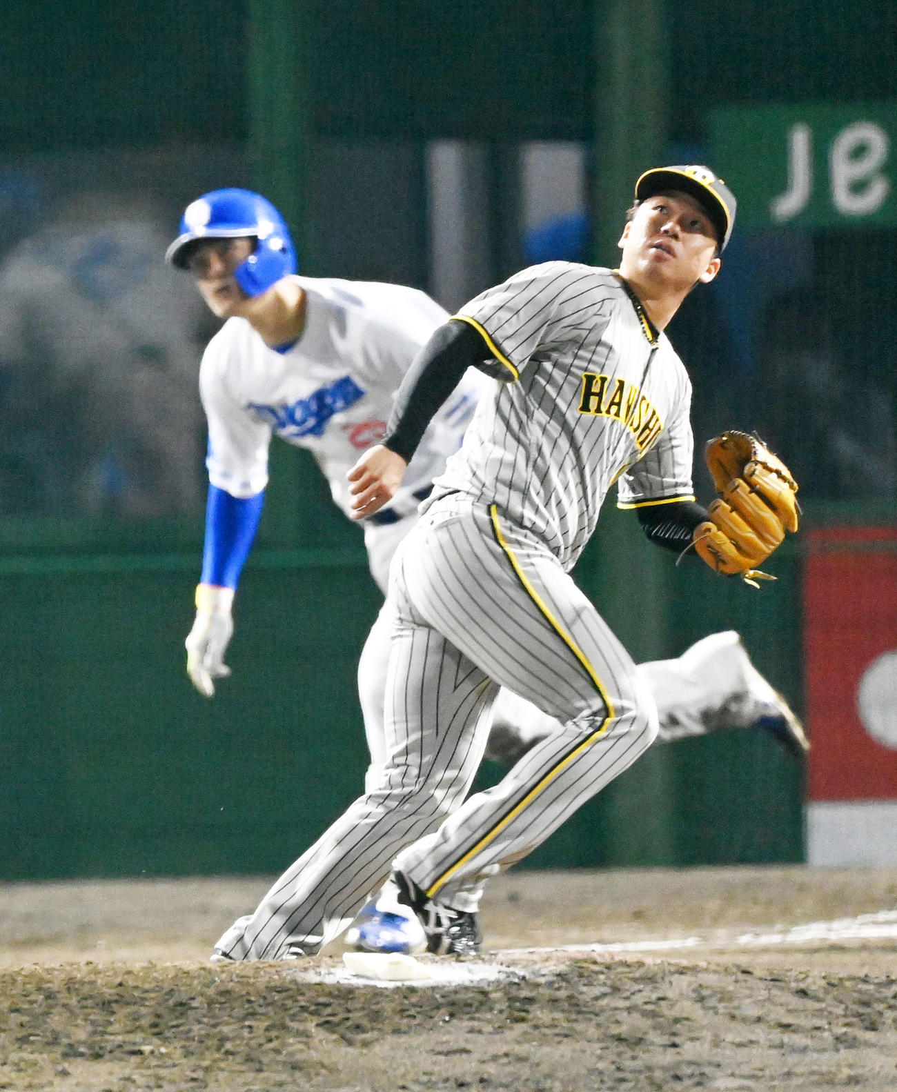5回裏中日2死二、三塁、村上は石川昂に右中間へ3点本塁打を浴びる（撮影・前岡正明）