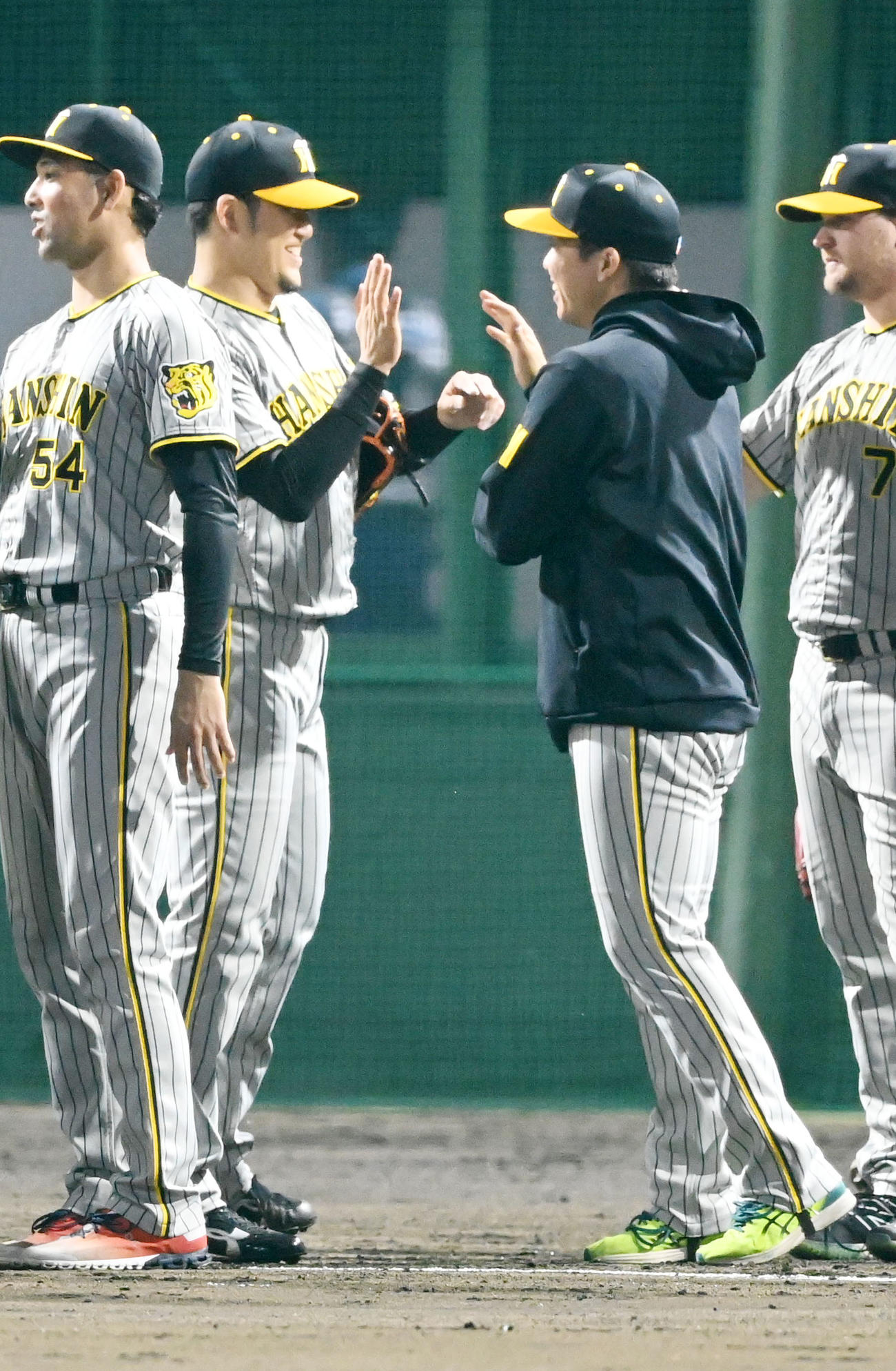 岩貞（左）からウイニングボールを受け取る村上（撮影・前岡正明）