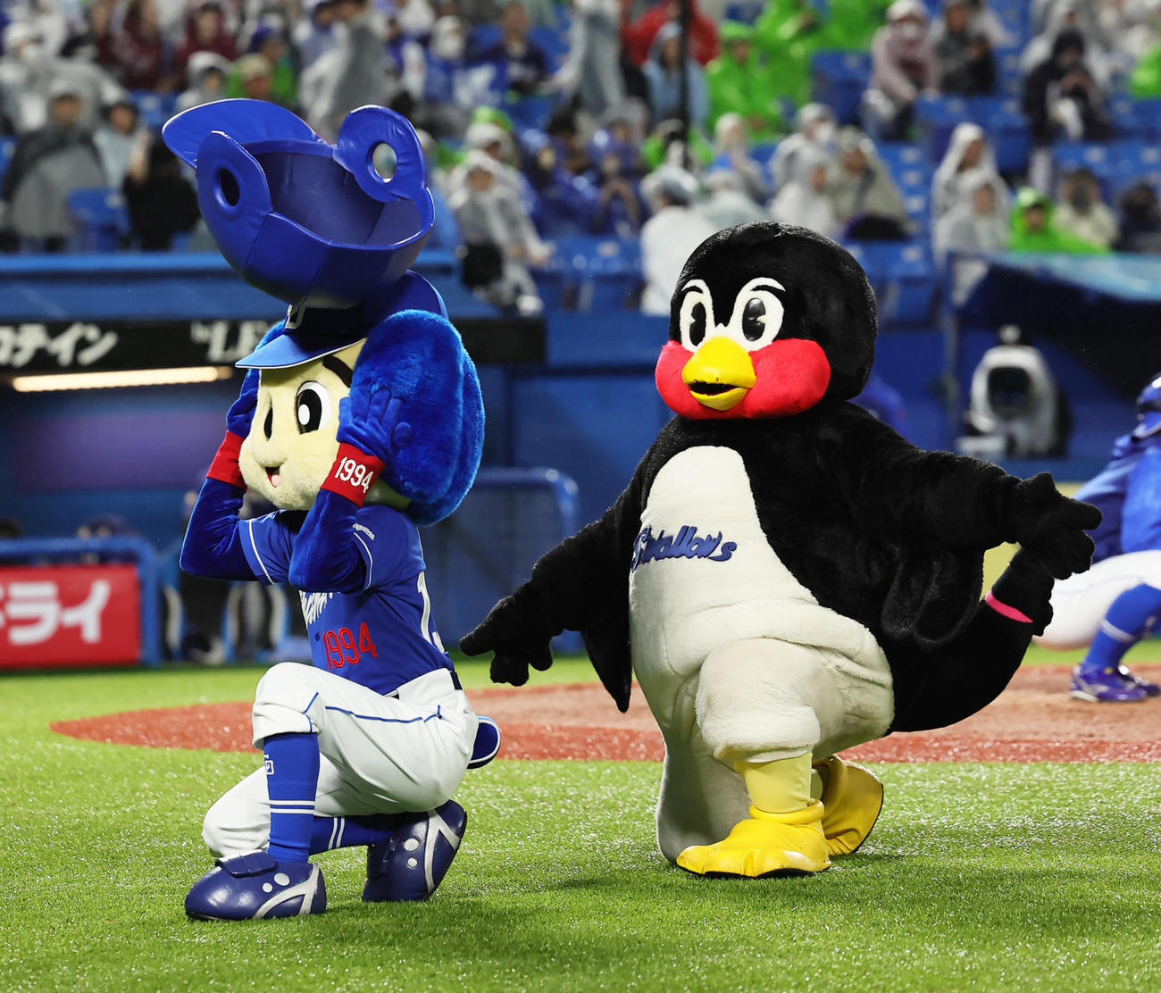 14日、空中くるりんぱに挑戦するつば九郎（右）とドアラ