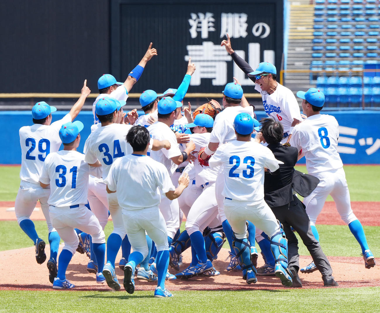 青学大対国学院大　優勝し歓喜する青学大の選手たち（撮影・江口和貴）