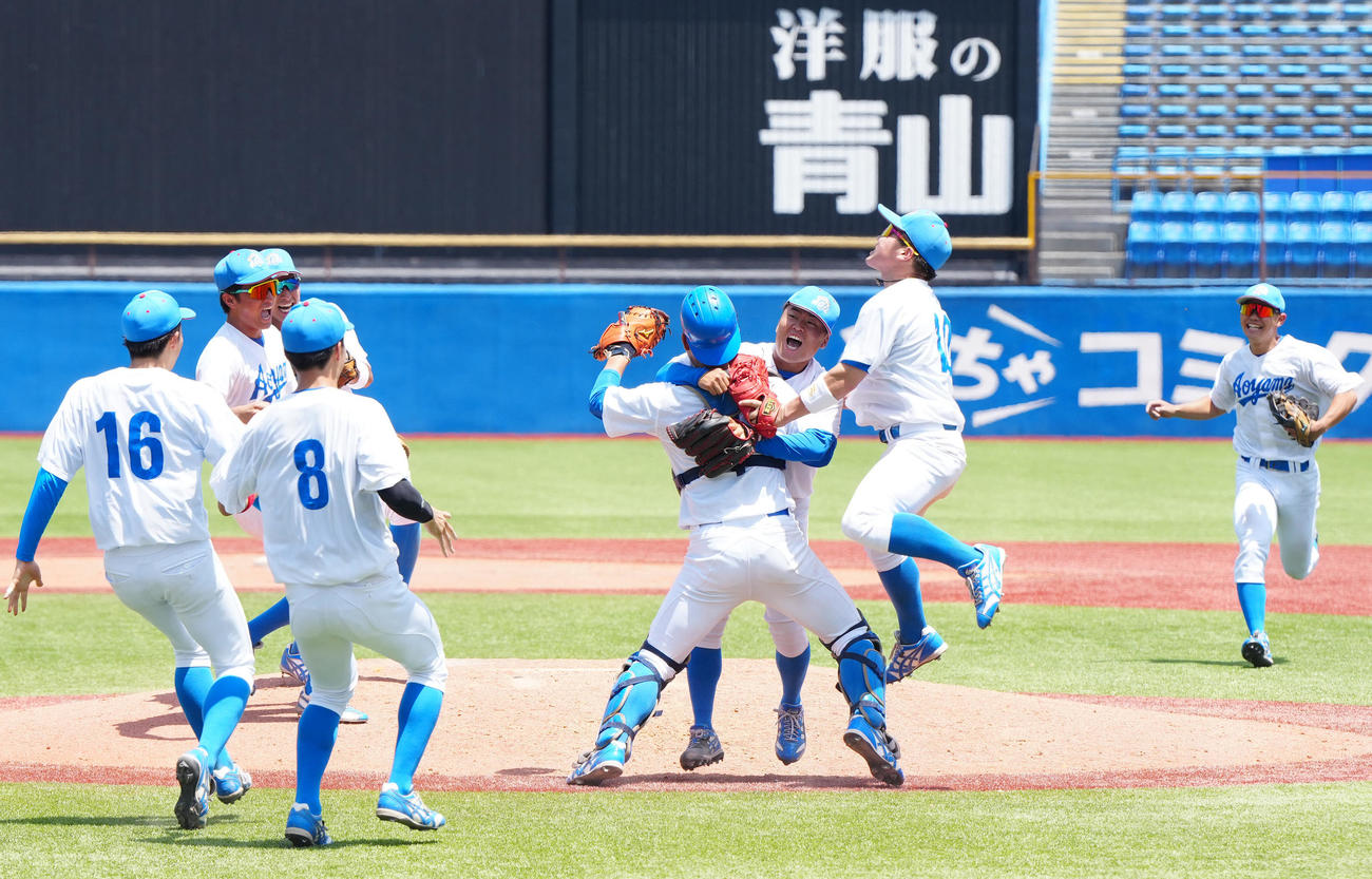 青学大対国学院大　優勝し歓喜する青学大の選手たち（撮影・江口和貴）