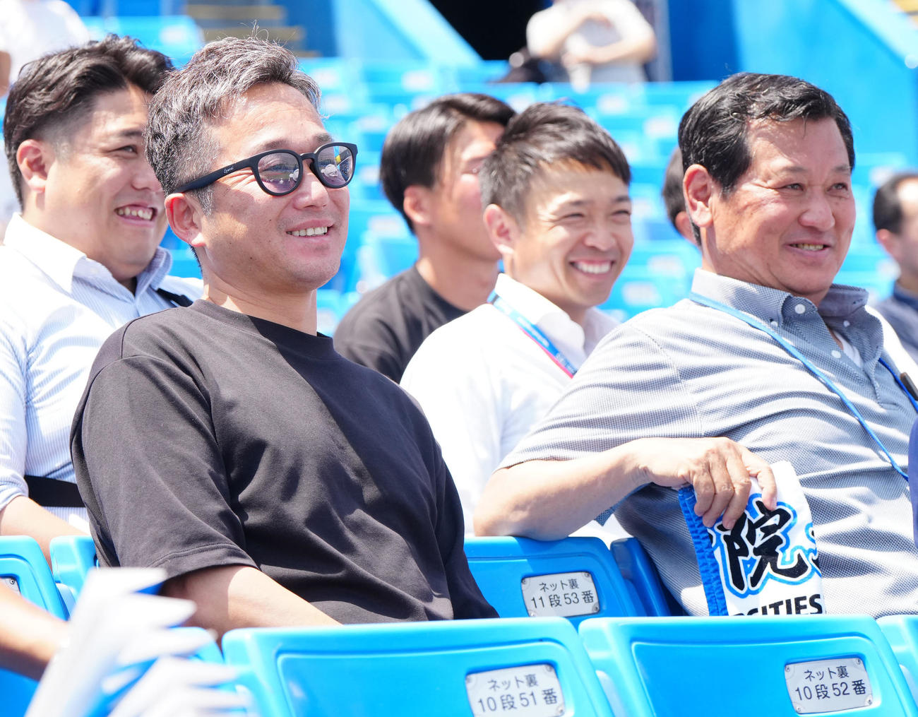 青学大対国学院大　観戦するヤクルト石川（左）。右は青学大前監督の河原井氏（撮影・江口和貴）