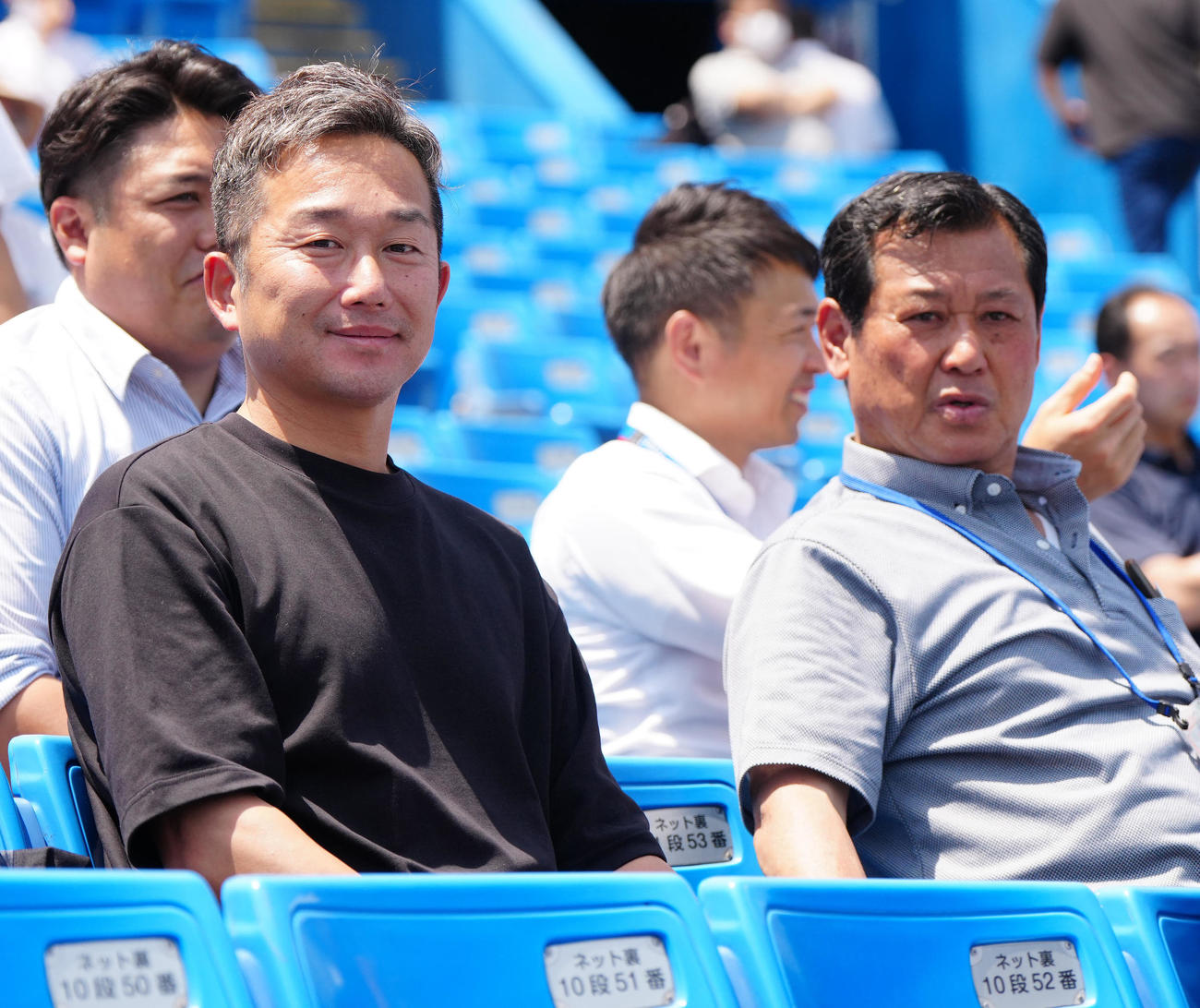 青学大対国学院大　観戦するヤクルト石川（左）。右は青学大前監督の河原井氏（撮影・江口和貴）