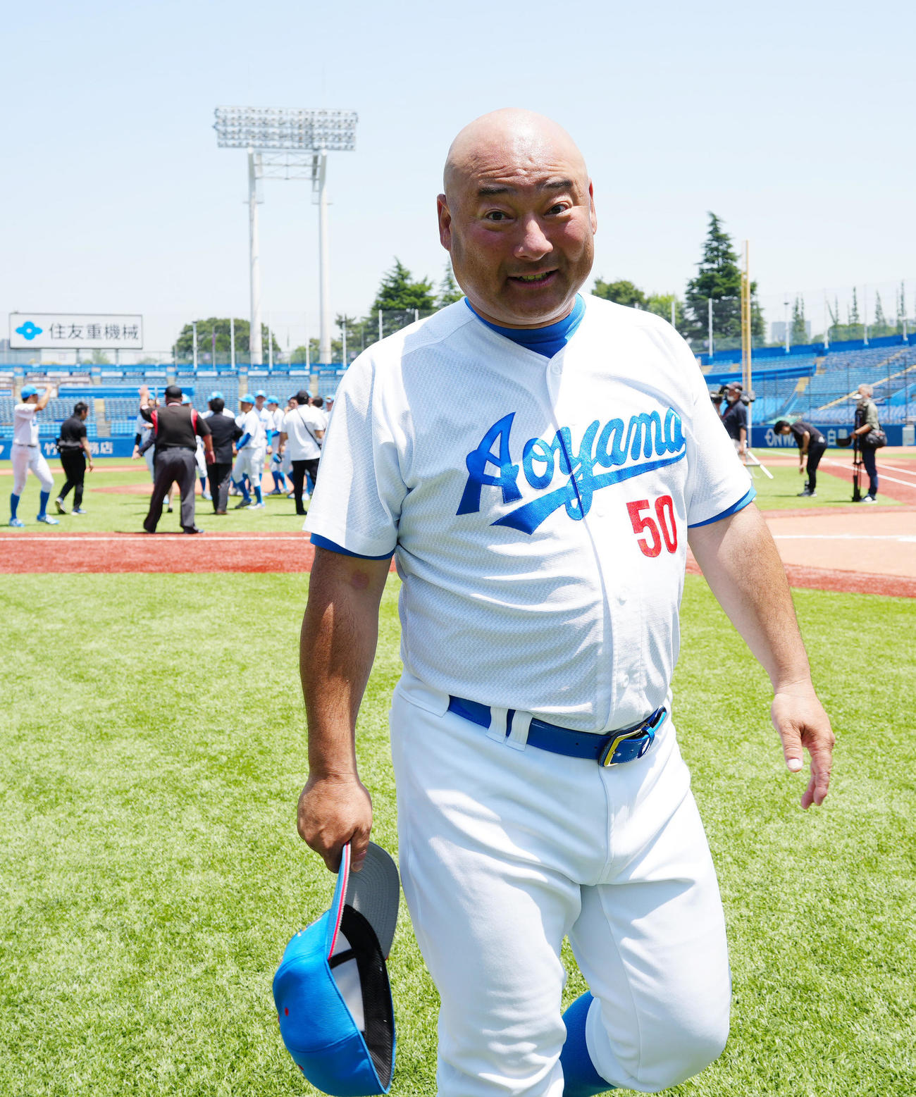 青学大対国学院大　表彰式後、ベンチに引き揚げる青学大・安藤監督（撮影・江口和貴）