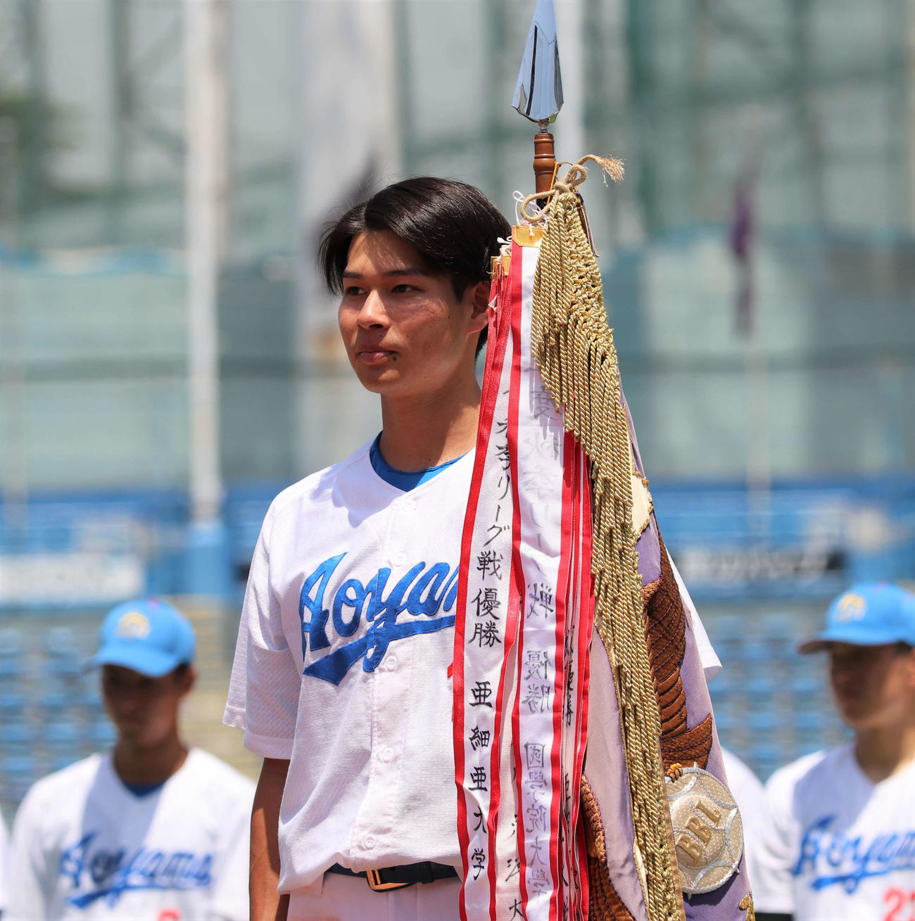 青学大対国学院大　表彰式で優勝旗を受け取った青学大・中島（撮影・村山玄）