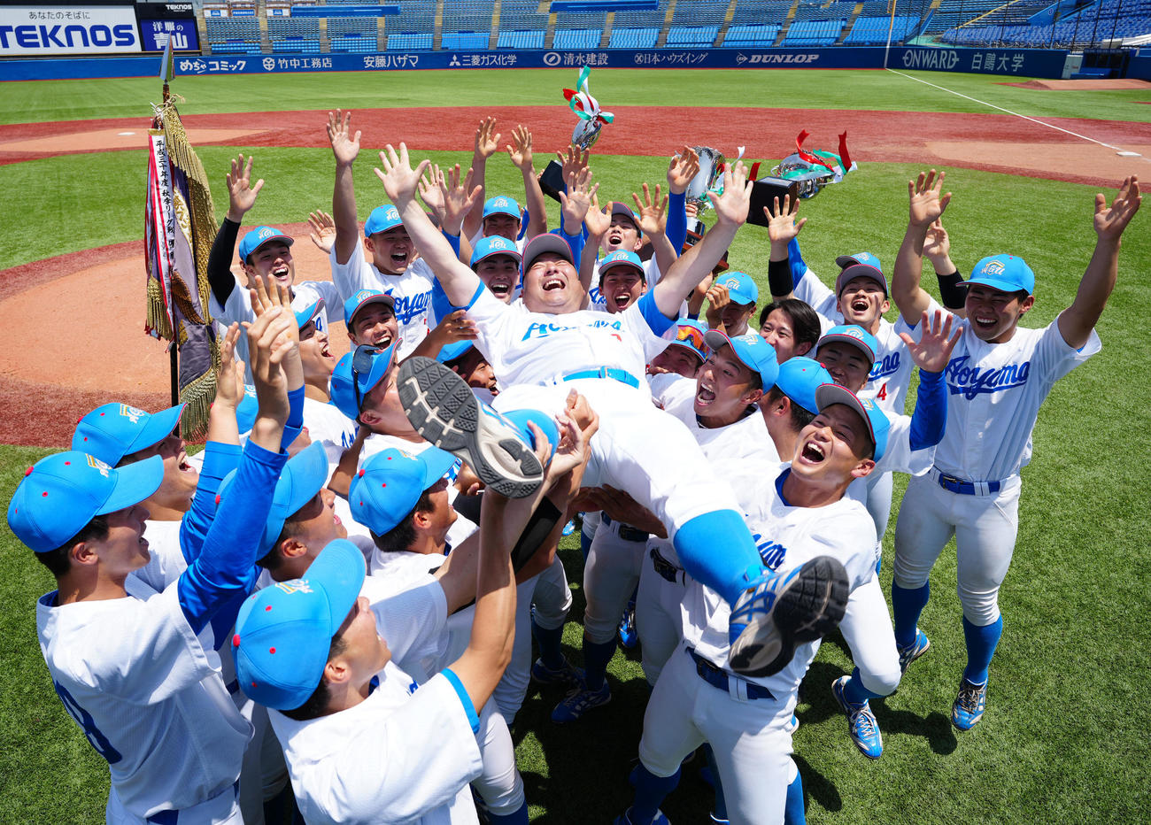 青学大対国学院大　優勝し、青学大の選手たちに胴上げされる安藤監督（撮影・江口和貴）