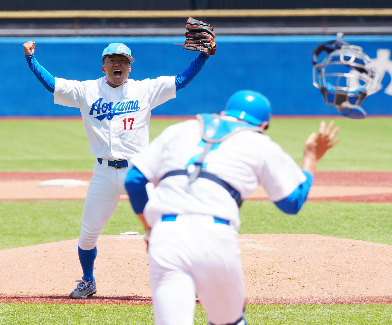 青学大対国学院大　優勝しガッツポーズで歓喜する青学大・松井（撮影・江口和貴）