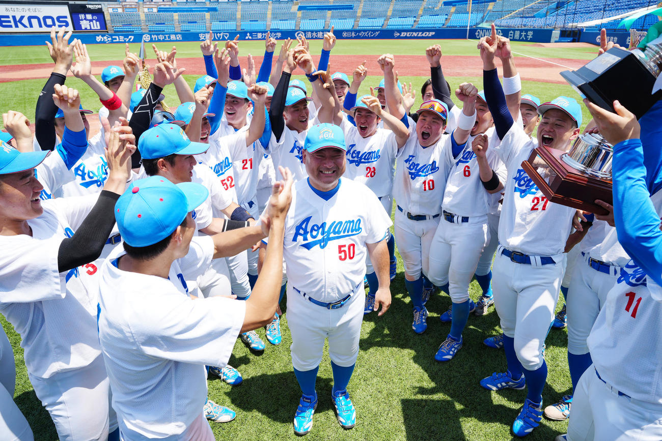 青学大対国学院大　胴上げ前に、誕生日を青学大の選手たちに祝ってもらう安藤監督（中央）（撮影・江口和貴）
