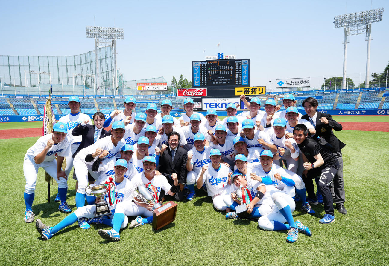 青学大対国学院大　優勝し集合写真に納まる青学大の選手たち（撮影・江口和貴）