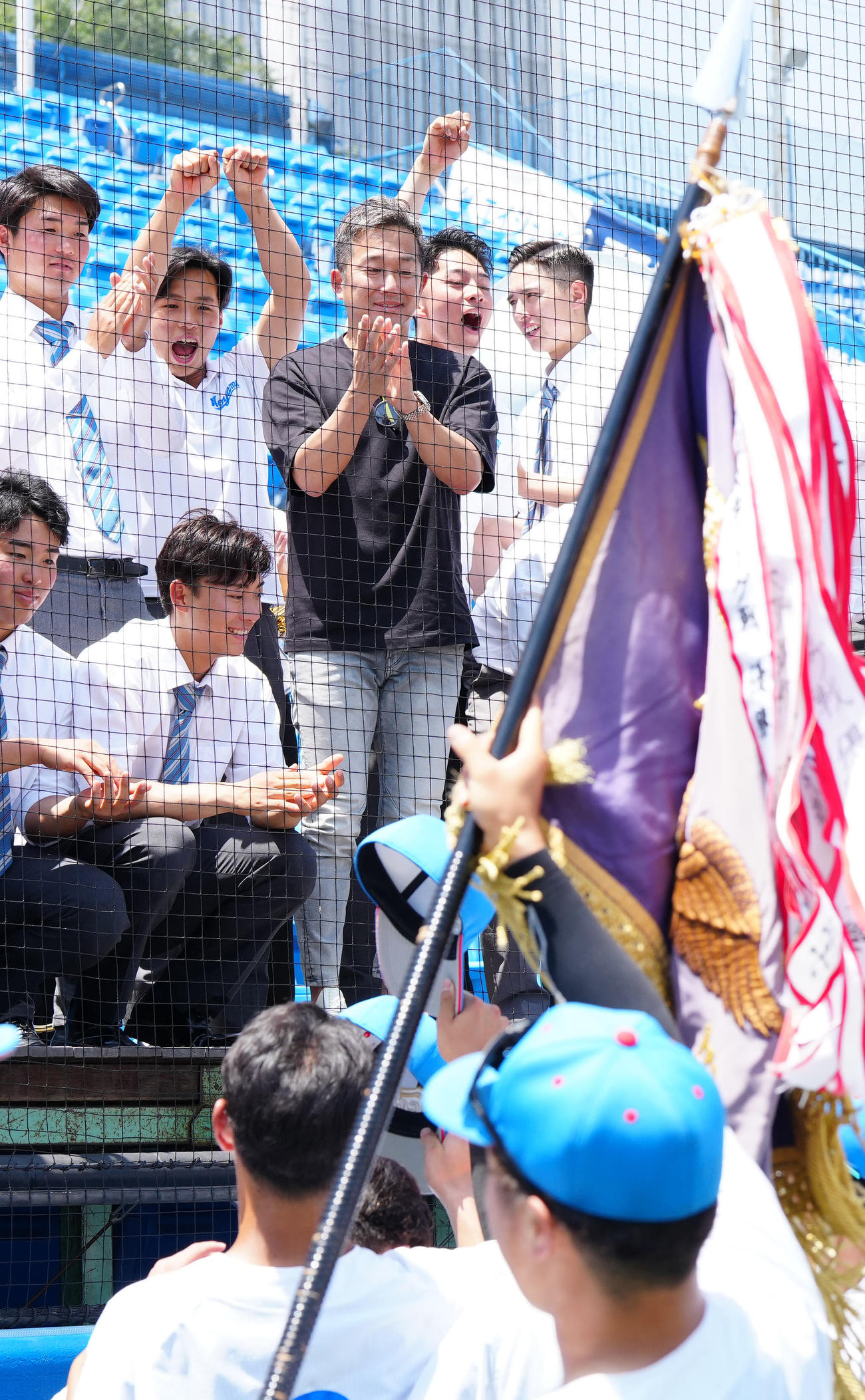 青学大対国学院大　優勝を決めた青学大の選手たちに拍手するヤクルト石川（後方中央）（撮影・江口和貴）