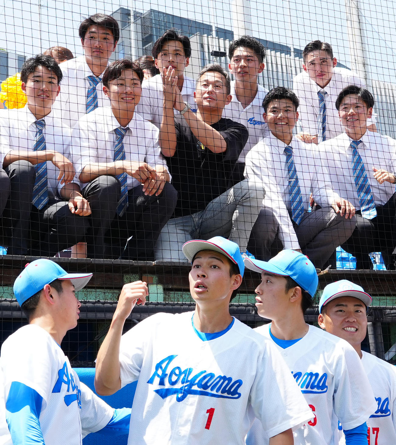 青学大対国学院大　優勝を決めた青学大の選手たちに拍手するヤクルト石川（後方中央）（撮影・江口和貴）