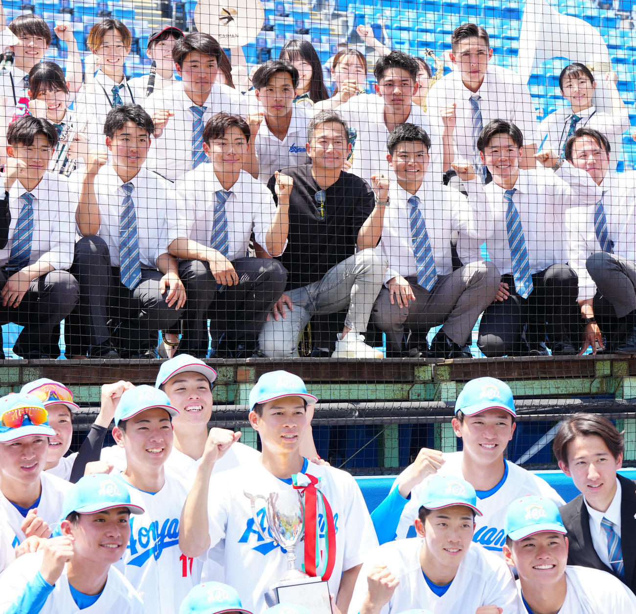 青学大対国学院大　優勝を決めた青学大の選手たちと写真に納まるヤクルト石川（後方中央）（撮影・江口和貴）
