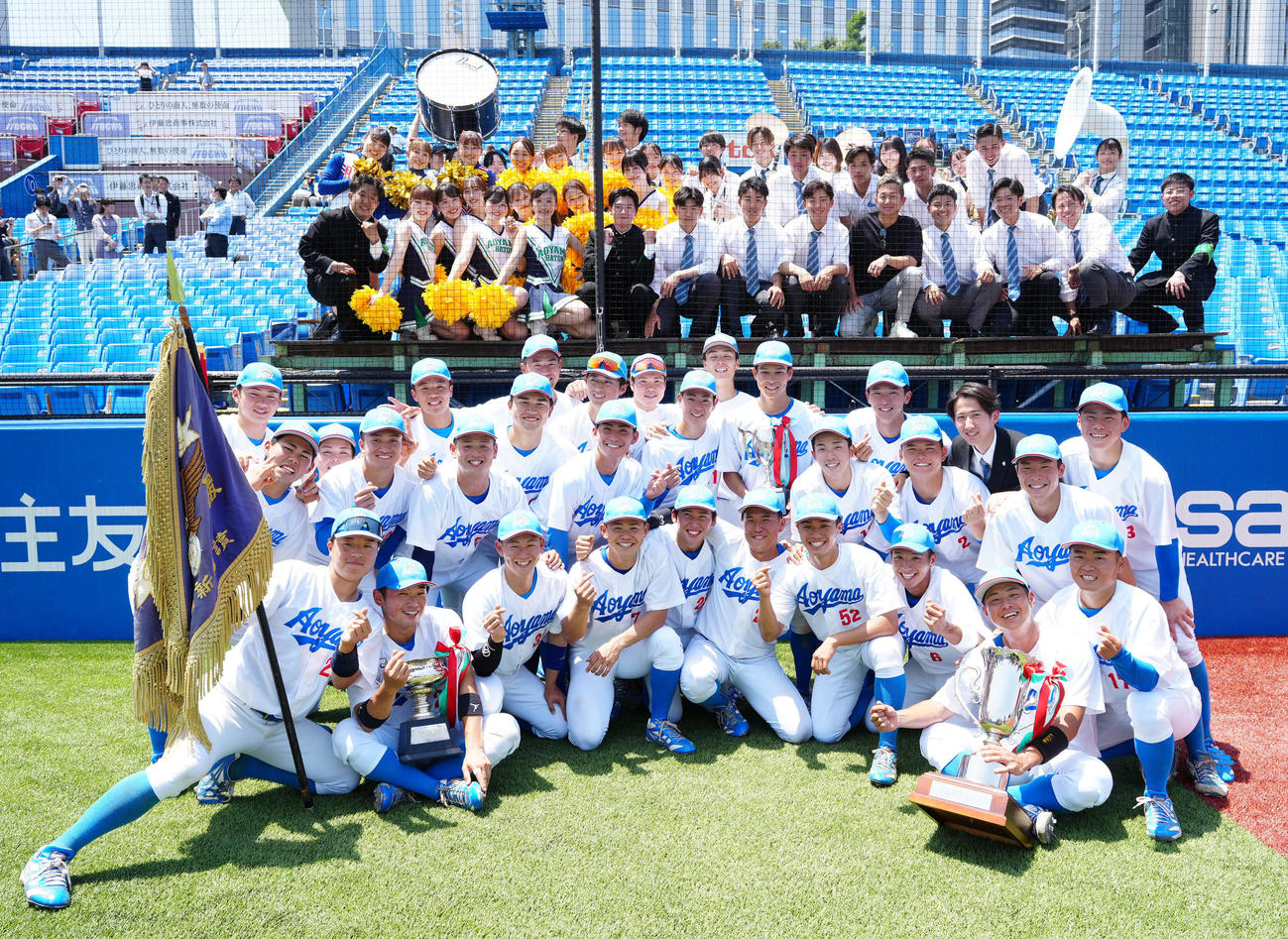 青学大対国学院大　優勝し集合写真に納まる青学大の選手たち。スタンド前列右から5人目はヤクルト石川（撮影・江口和貴）