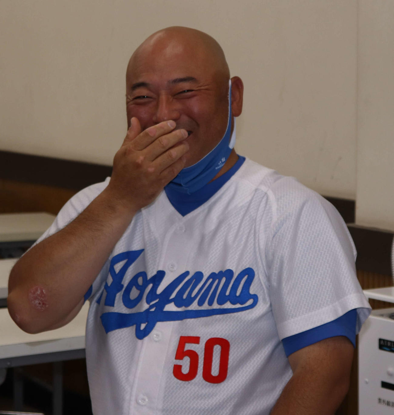 青学大対国学院大　優勝を決め、取材で笑顔を見せる青学大・安藤監督（撮影・黒須亮）