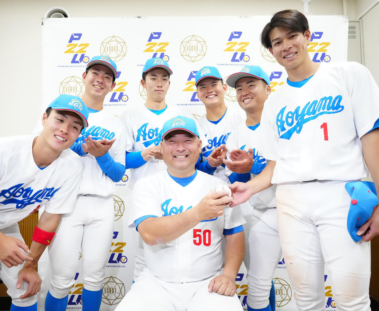 青学大対国学院大　試合後、青学大・中島（右端）からウイニングボールを受け取り、選手たちから祝福される安藤監督（中央）（撮影・江口和貴）